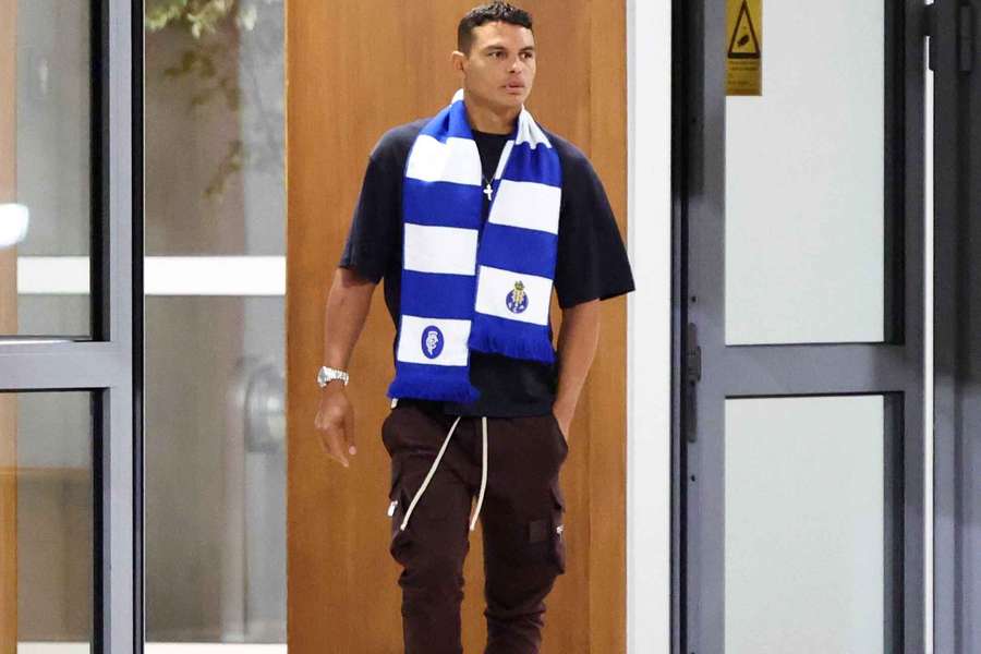 Thiago Silva à saída do Aeroporto Francisco Sá Carneiro
