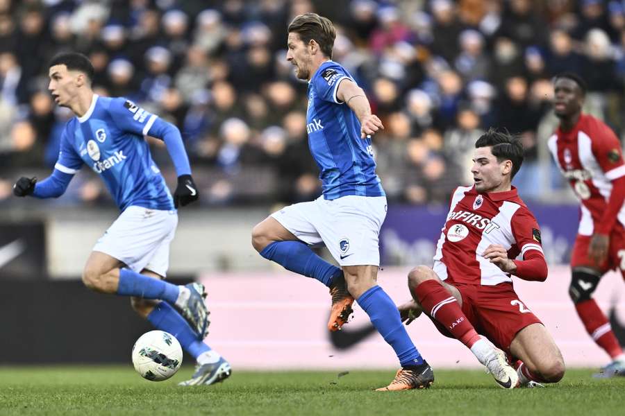 Patrik Hrosovsky van Genk is Jurgen Ekkelenkamp van Antwerp te slim af