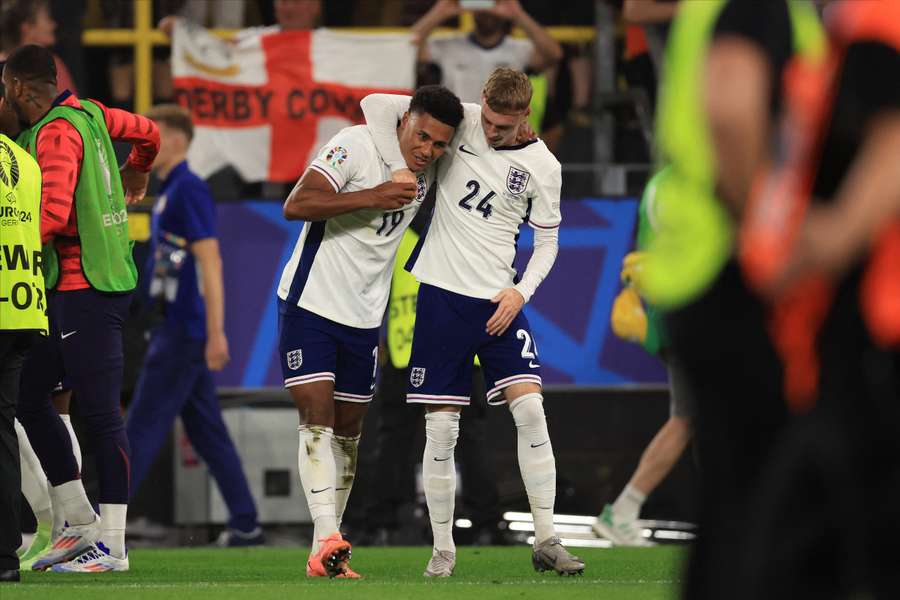 Ollie Watkins y Cole Palmer tras su gol ante Países Bajos