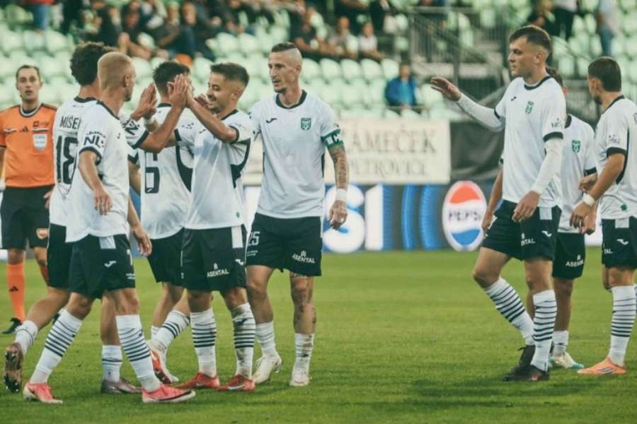 Karviná porazila Duklu a druholigovou tabulku vede už o čtyři body.