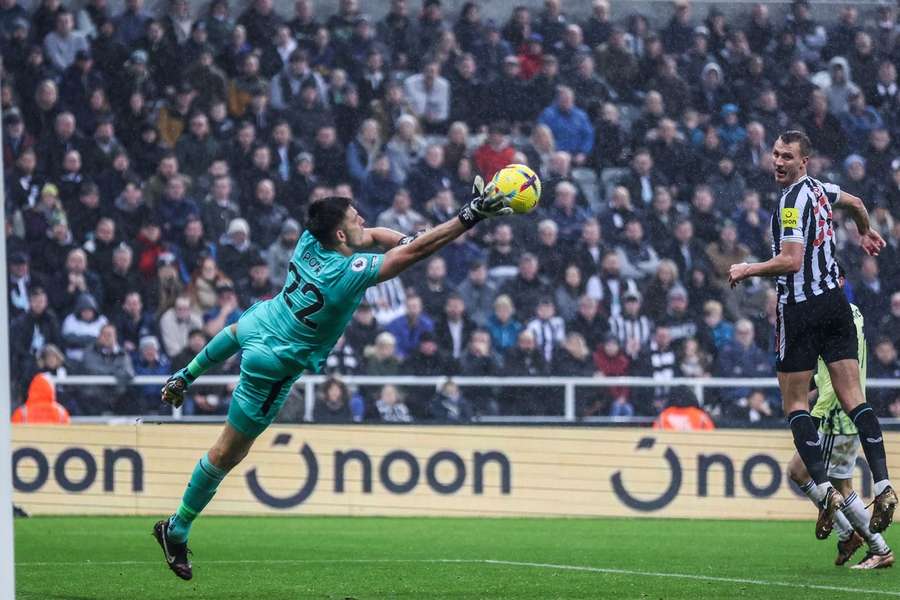 Nick Pope în acțiune contra lui Leeds United