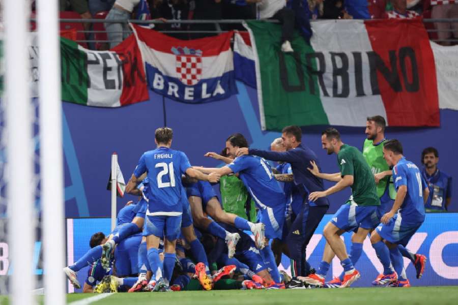 Jogadores da Itália comemoram classificação dramática em Leipzig