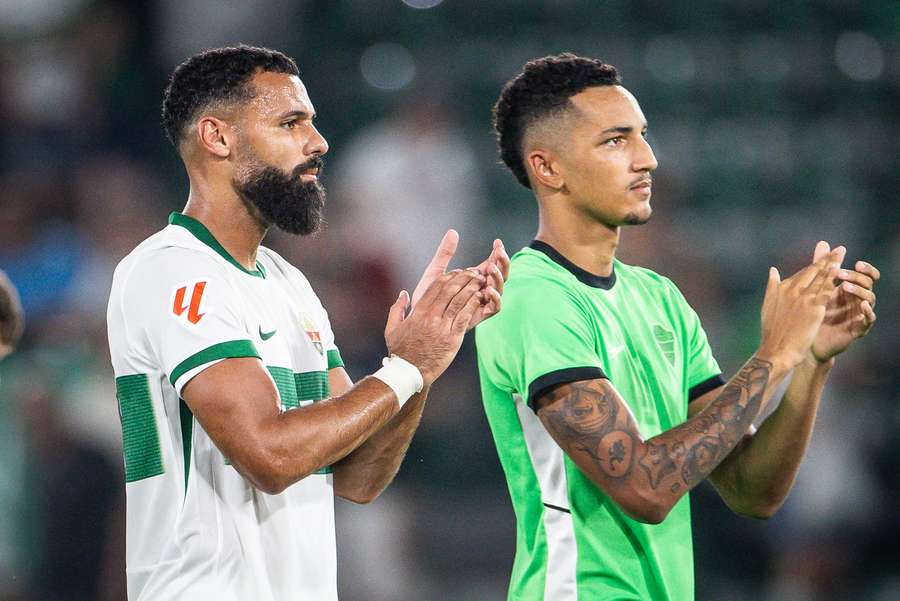 Mourad El Ghezouani, a la izquierda, junto a uno de sus sucesores en el Elche, Álvaro Rodríguez