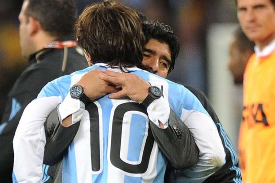 Dieguito, então técnico da Argentina, abraça Messi após jogo da Copa 2010 na África do Sul