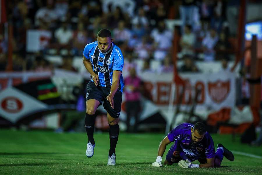 Carlos Vinicius começou temporada como terminou a última Carlos Vinicius começou temporada como terminou a última