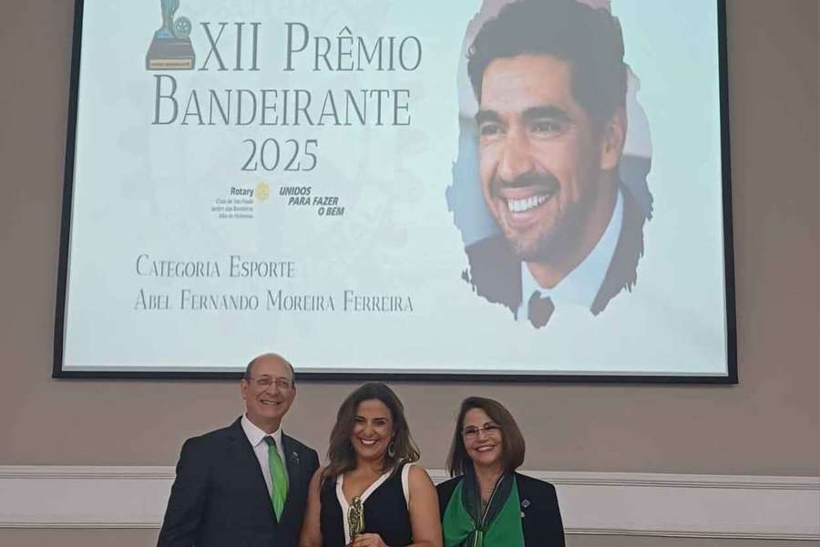 Ana Xavier, esposa de Abel Ferreira, com o mais novo prêmio do marido Ana Xavier, esposa de Abel Ferreira, com o mais novo prêmio do marido