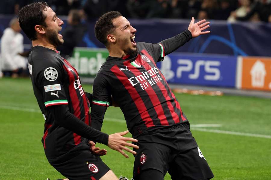 Ismael Bennacer (rechts) viert zijn doelpunt met teamgenoot Davide Calabria