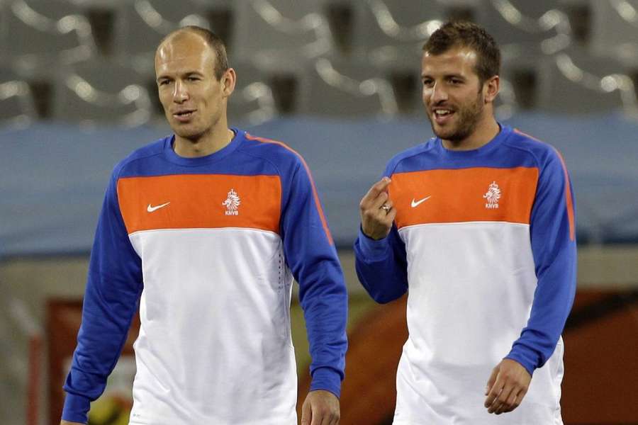 Rafael van der Vaart (dreapta), alături de Arjen Robben, la antrenamentul Olandei în timpul Cupei Mondiale din Africa de Sud din 2010