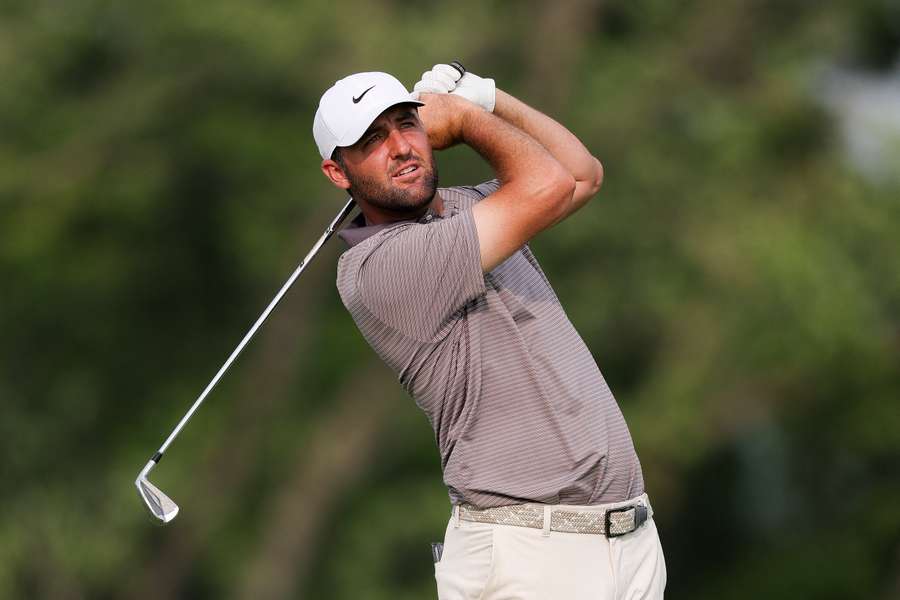 Scottie Scheffler faced difficulties in the first round of the US Open, sitting seven strokes back of the leader.