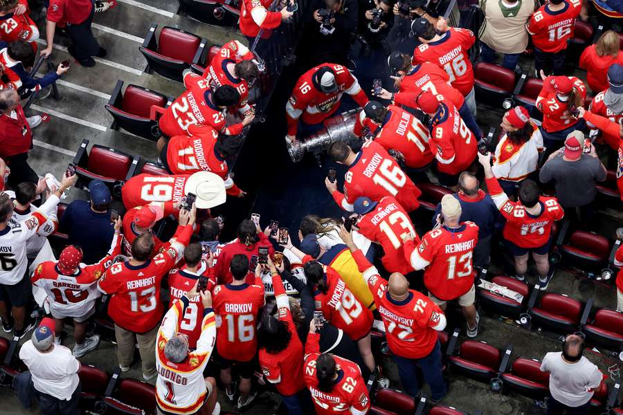 Kapitán Barkov odnáší Stanley Cup do kabiny.