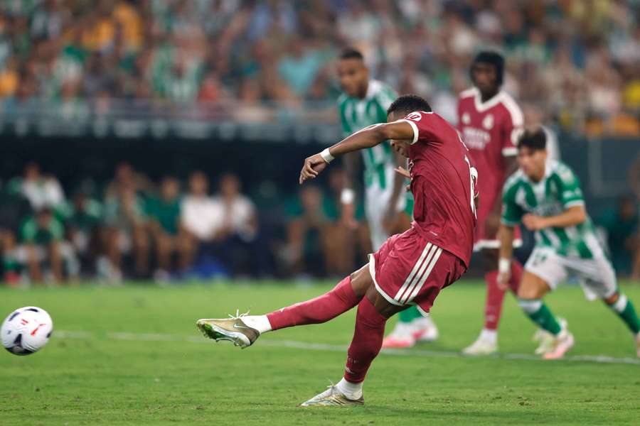 Mbappé, justo tras lanzar el penalti que falló