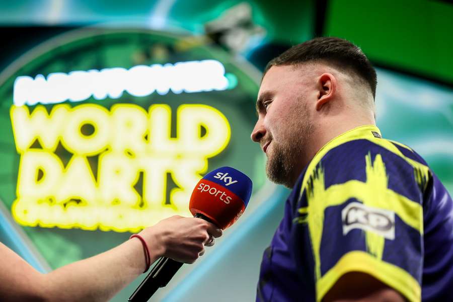 Luke Littler gewann am Samstag seinen zweiten Darts-WM-Titel.