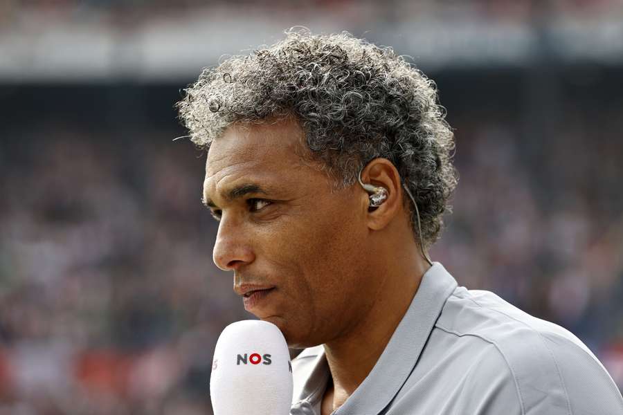 Pierre van Hooijdonk als analist bij een thuiswedstrijd van Feyenoord