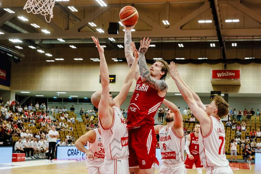 Österreichs Basketballer sind gegen Polen chancenlos Österreichs Basketballer sind gegen Polen chancenlos