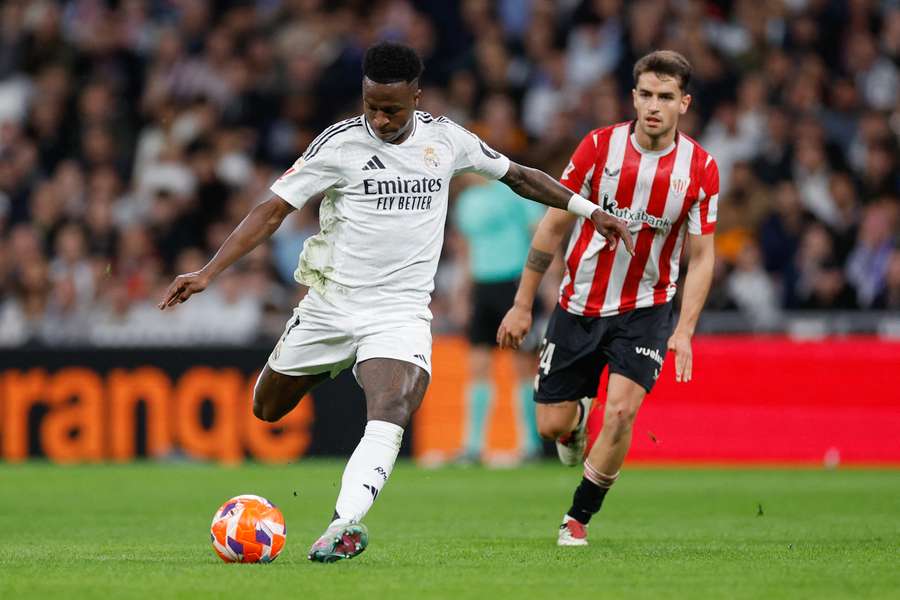 Vinicius a ensaiar o remate