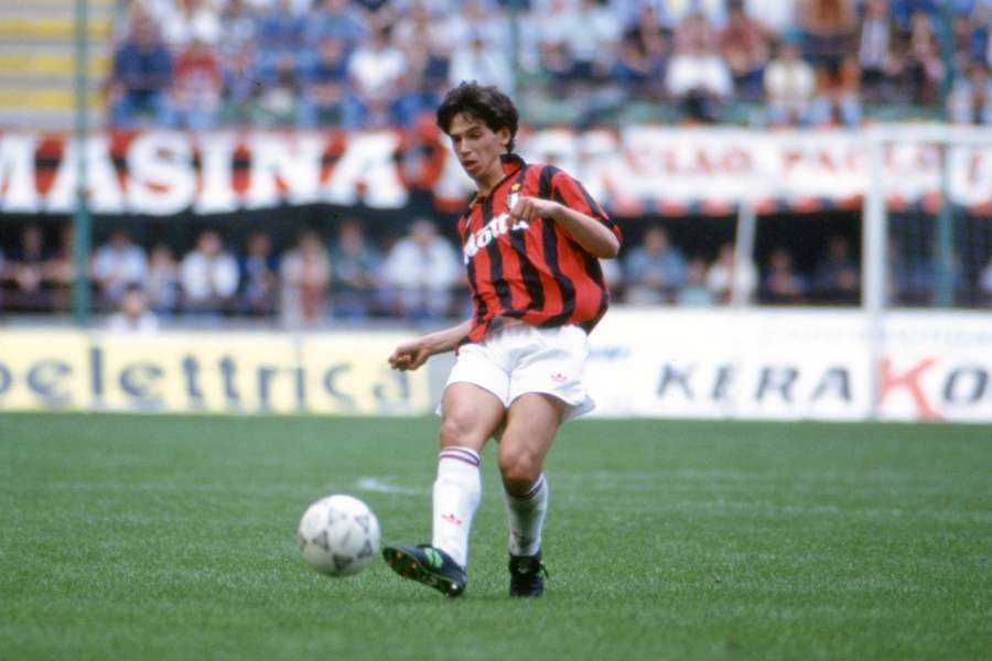 Demetrio Albertini em ação pelo Milan