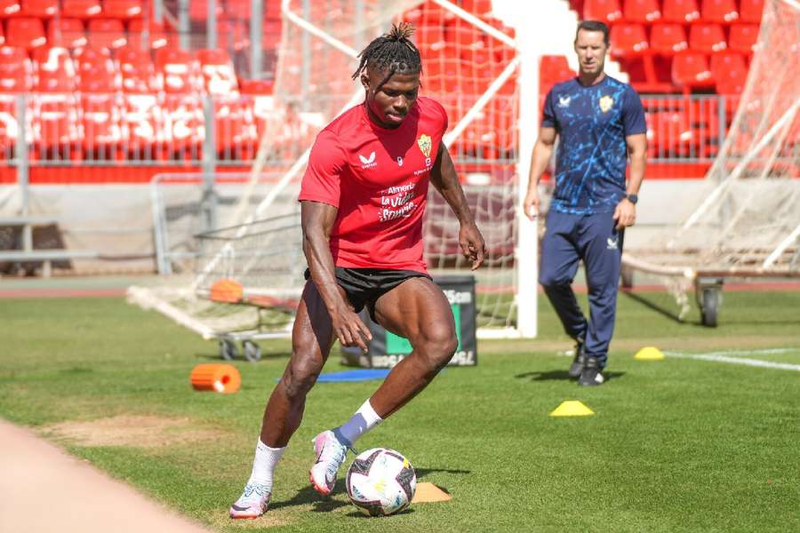 El Bilal Touré durante treinamento no Almería