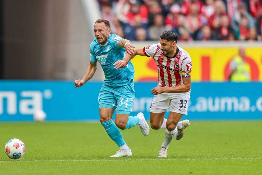 Vladimír Coufal (vlevo) v zápase s Freiburgem.