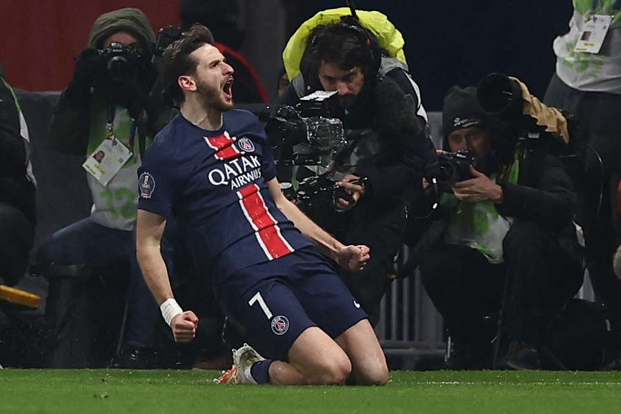 Khvicha Kvaratskhelia celebra primeiro gol pelo PSG