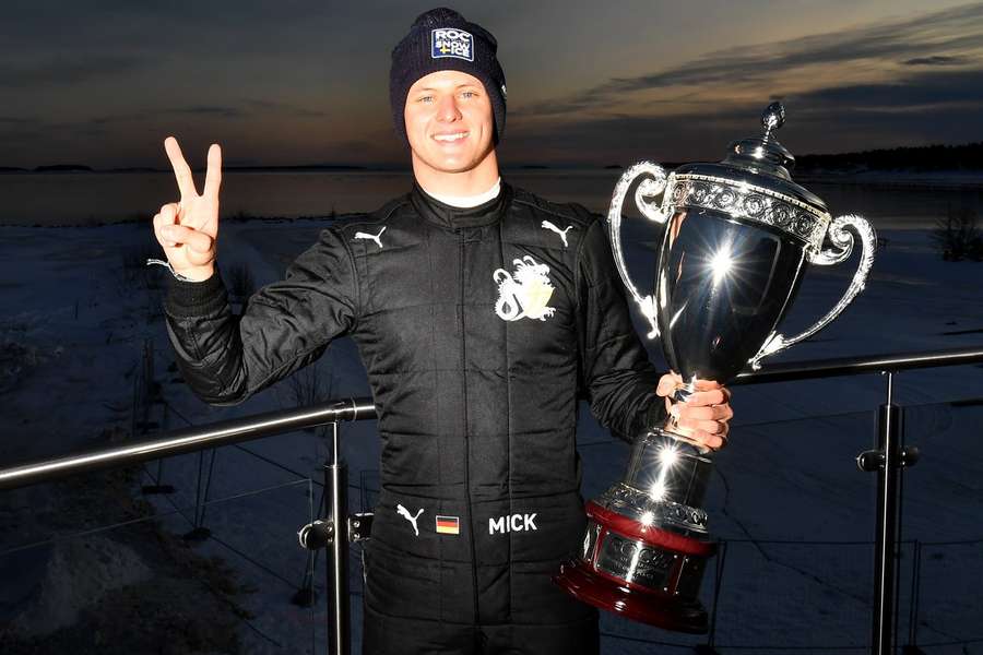 Mick Schumacher a tout de même reçu un trophée pour sa seconde place.