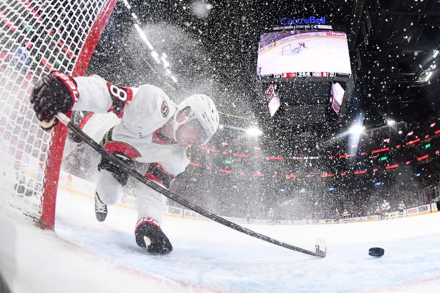 NHL-Profi Stützle in Aktion