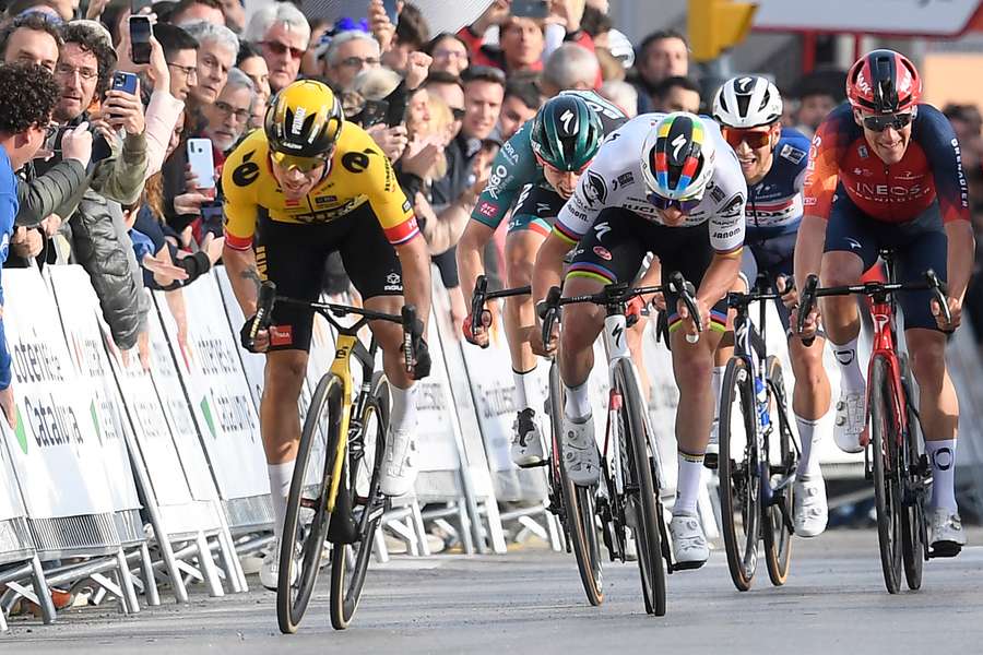 Primoz Roglic (l.) trat während des Sprint früh an und brachte den Sprint knapp vor Remco (r.) nach Hause.