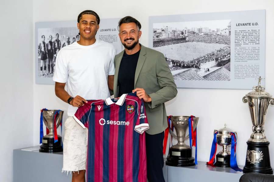 Ifeanyi Ndukwe posa como jugador del Levante