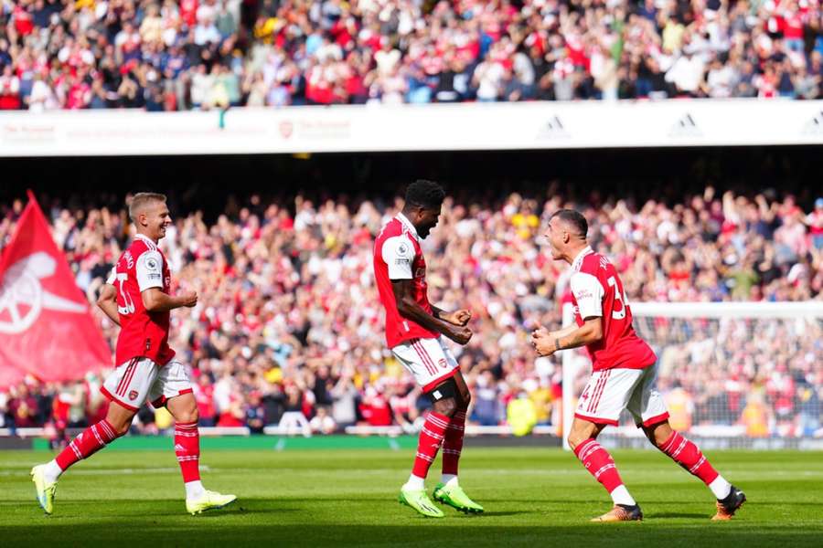 Radosť hráčov Arsenalu po góle Parteyho.