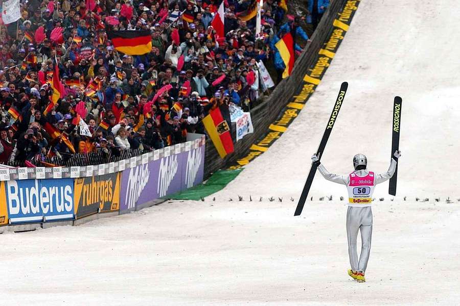 Sven Hannawald feiert nach seinem ersten Sieg bei der Vierschanzentournee am 29. Dezember 2002 in Oberstdorf
