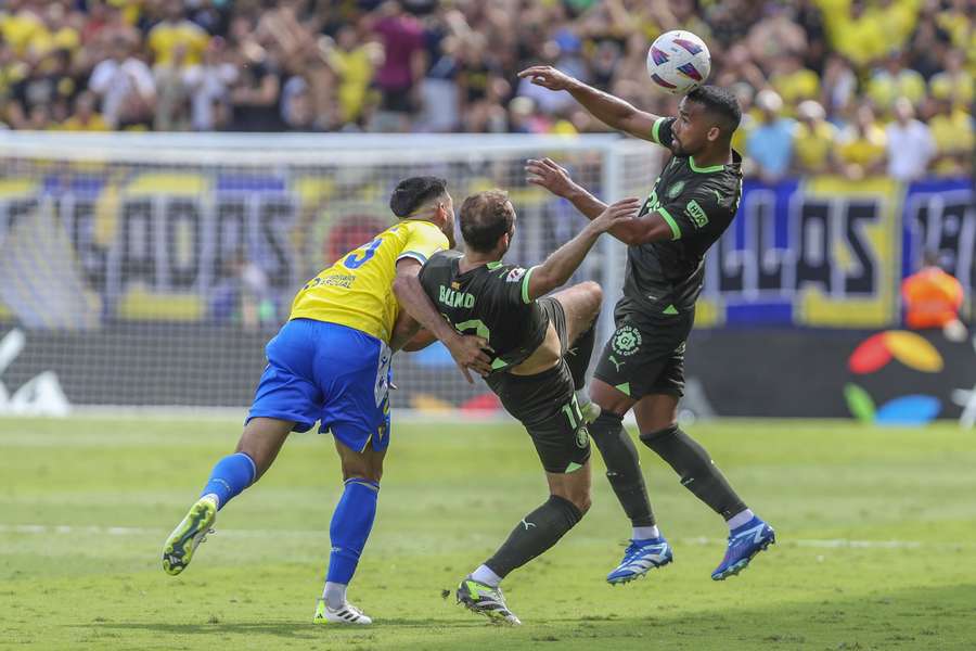 Cadiz's Maxi Gomez (L) in duel met Yangel Herrera (R) and Daley Blind