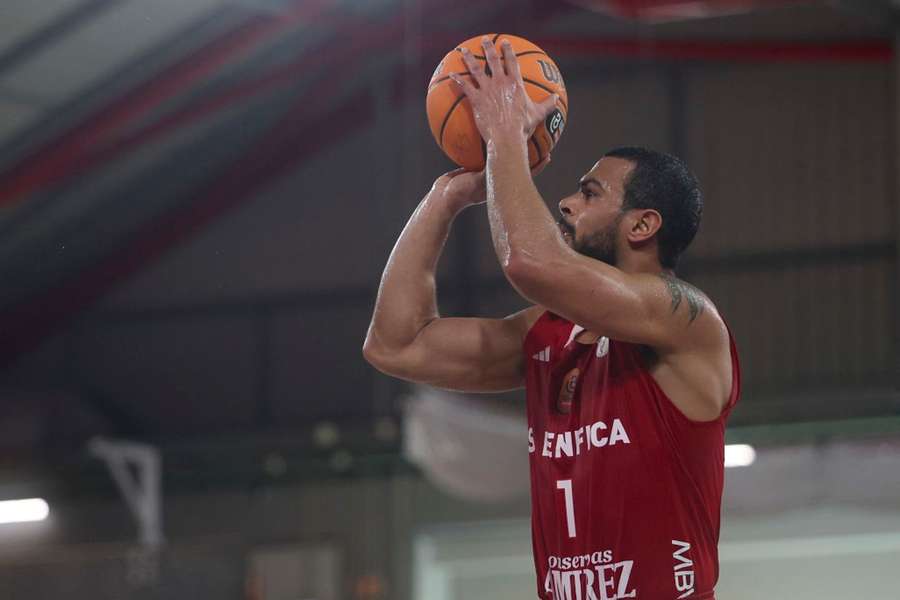 Benfica triunfa em Guimarães