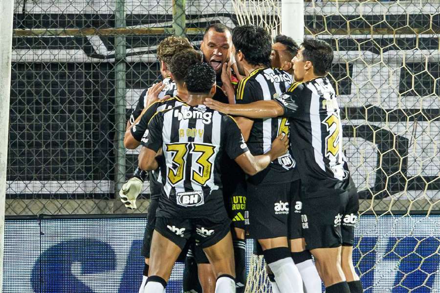 Everson foi bem em defesa de pênalti cobrada por Anderson Ligeiro