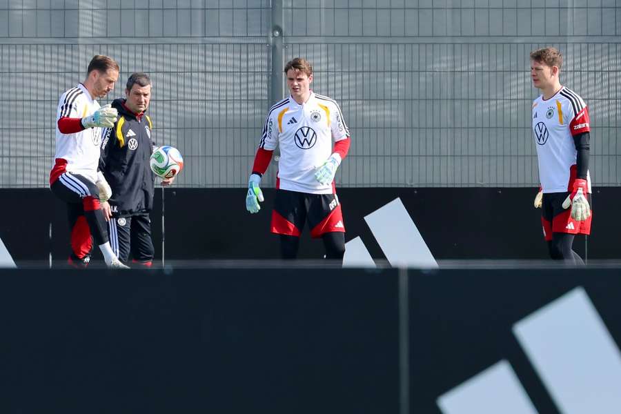 Jonas Urbig, hier noch im Training mit dem Torhüterteam, fällt für die Länderspiele aus.