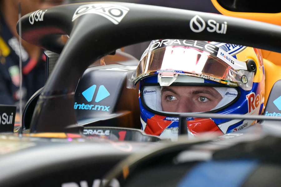 Verstappen tijdens de tweede vrije training