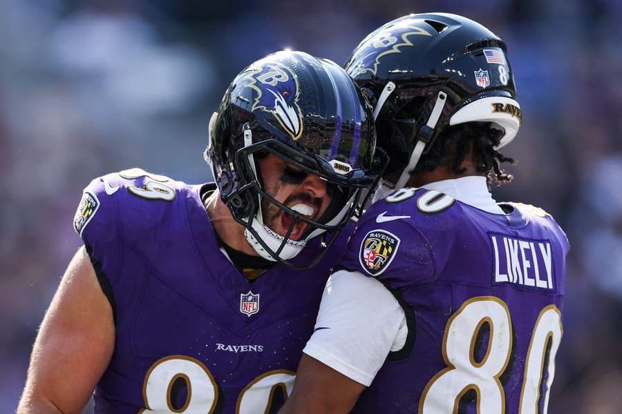 Mark Andrews, dos Baltimore Ravens, comemora com o colega de equipa Isaiah Likely depois de marcar um touchdown contra os Washington Commanders