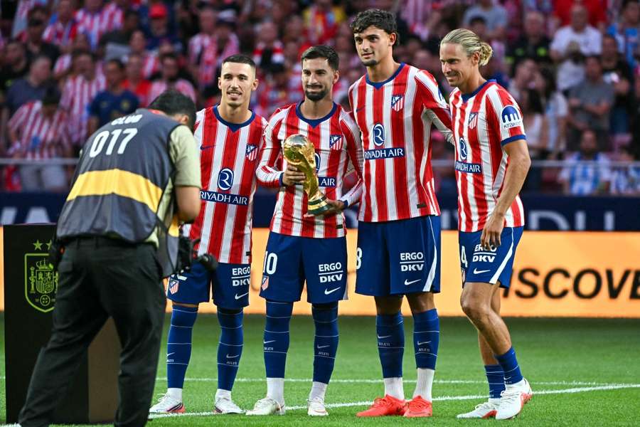 Grimaldo, Baena, Pubill e Llorente, com o troféu do Mundial Grimaldo, Baena, Pubill e Llorente, com o troféu do Mundial