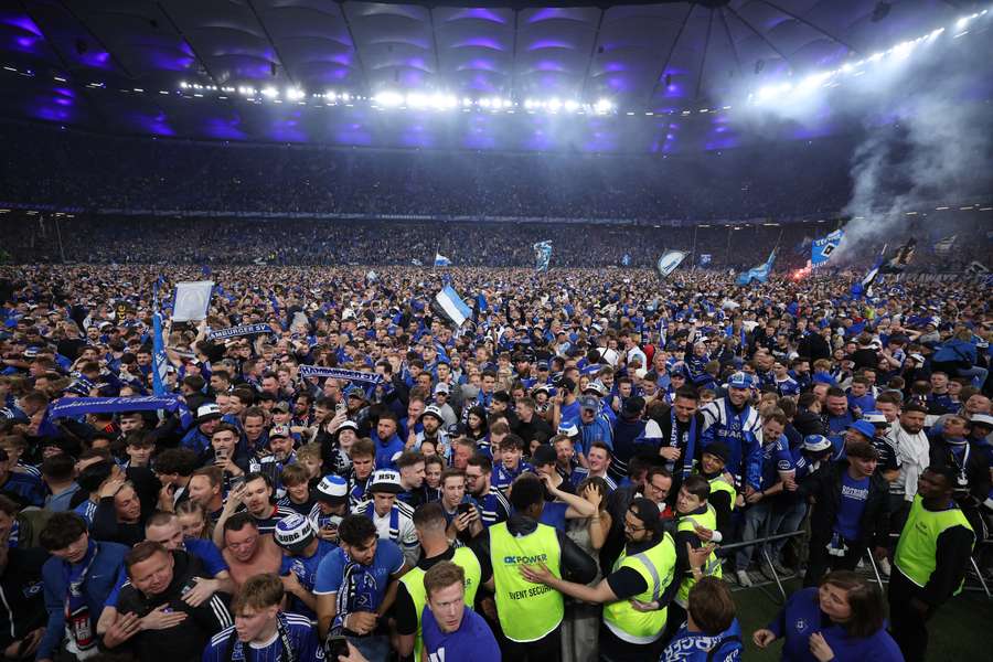 L'invasione di campo dei tifosi dell'Amburgo
