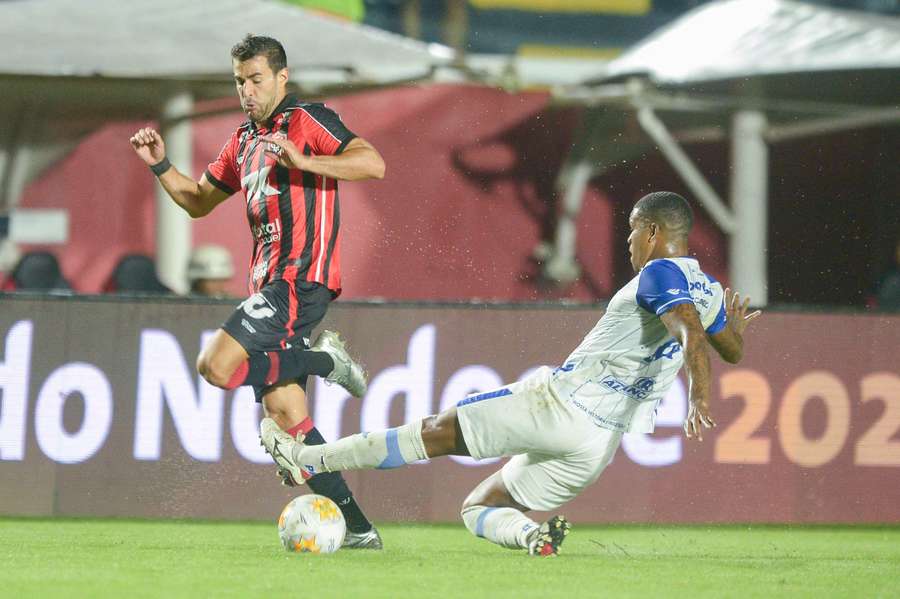 Vitória foi surpreendido dentro de casa com gol nos acréscimos e deu adeus à Copa do Nordeste