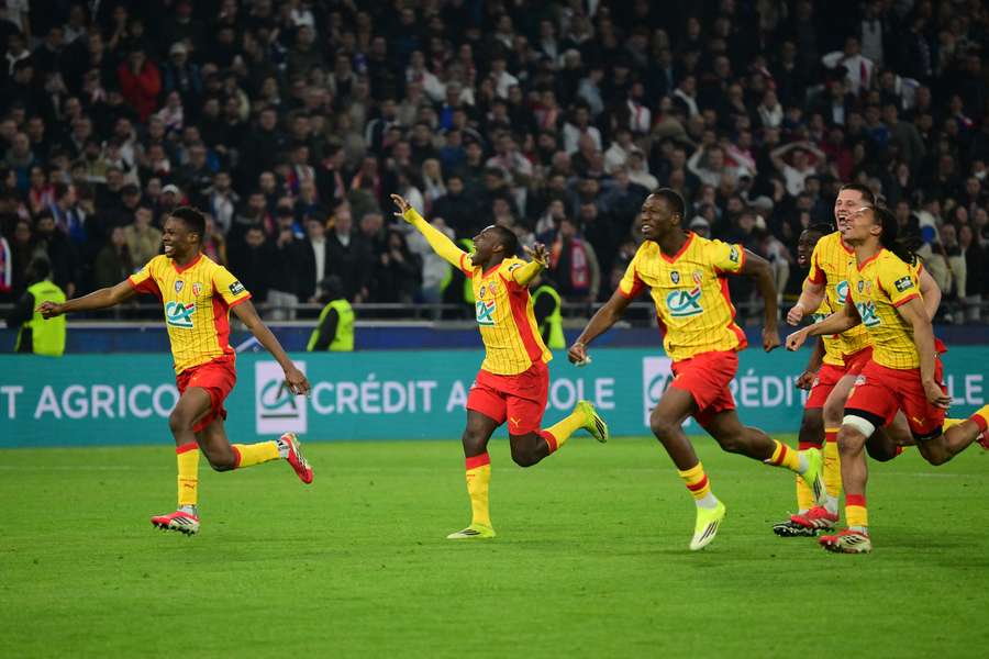 Lens celebrate after winning the shootout
