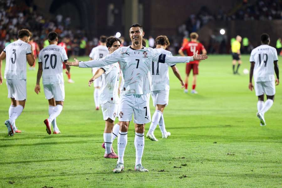 Ronaldo bisou na Arménia