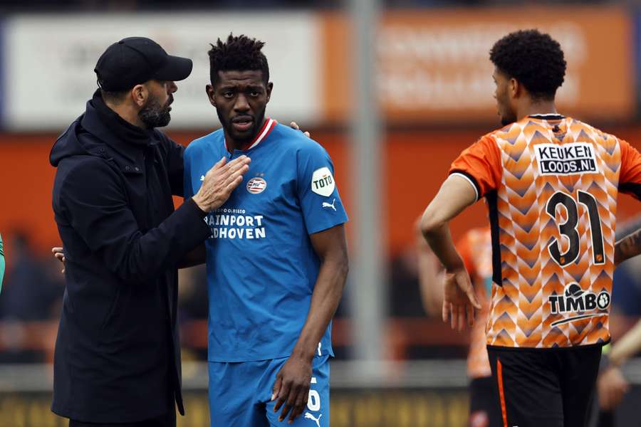 Ruud van Nistelrooij geeft Ibrahim Sangare instructies tijdens de uitwedstrijd bij FC Volendam