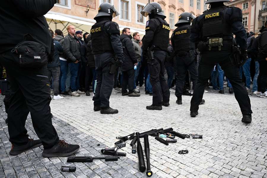 Onder meer knuppels op het Oude Stadsplein in Praag