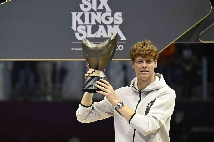 Jannik Sinner mit der Trophäe.