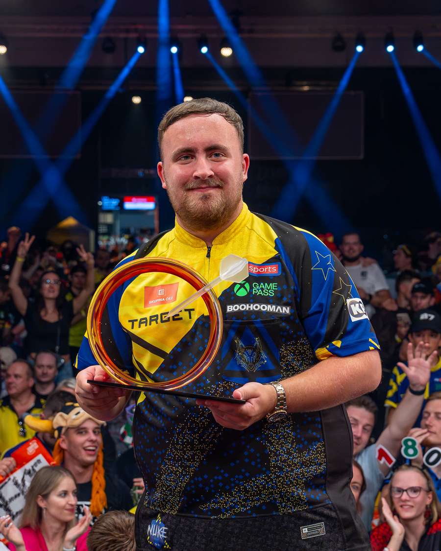 Luke Littler s trofejí z Prahy.