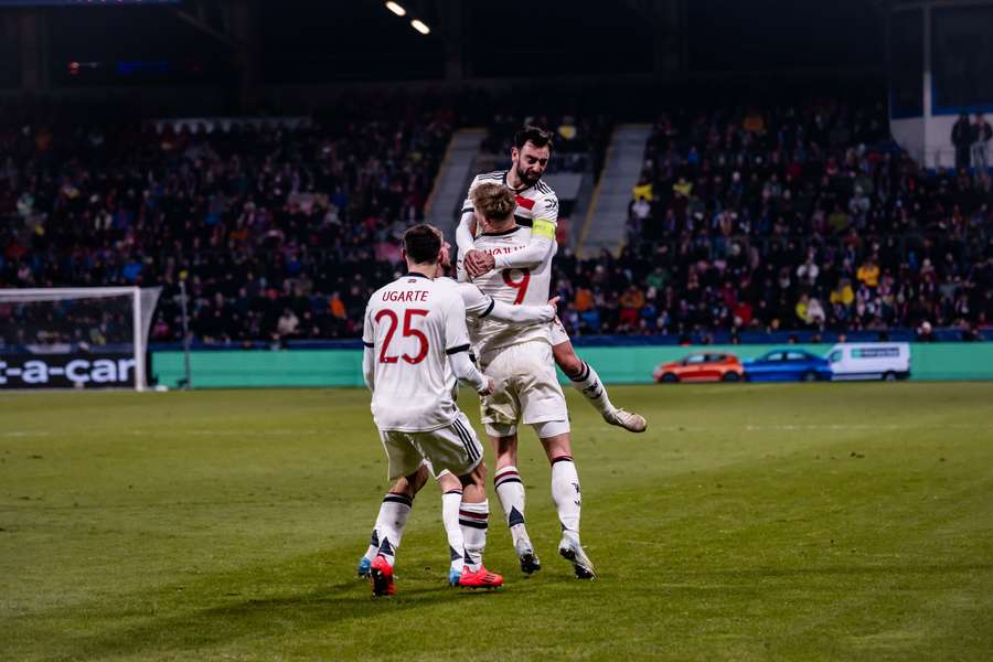 Rasmus Höjlund slaví vítězný gól do plzeňské branky.