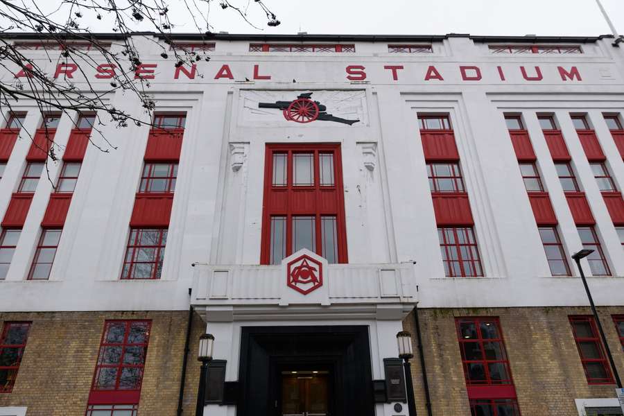 Fațada faimoasă a vechiului stadion Highbury - fosta casă a lui Arsenal în nordul Londrei
