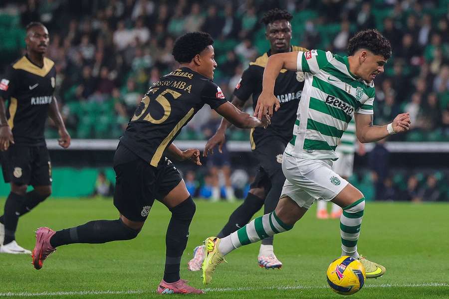 Chissumba, jogador do Alverca, na partida frente ao Sporting