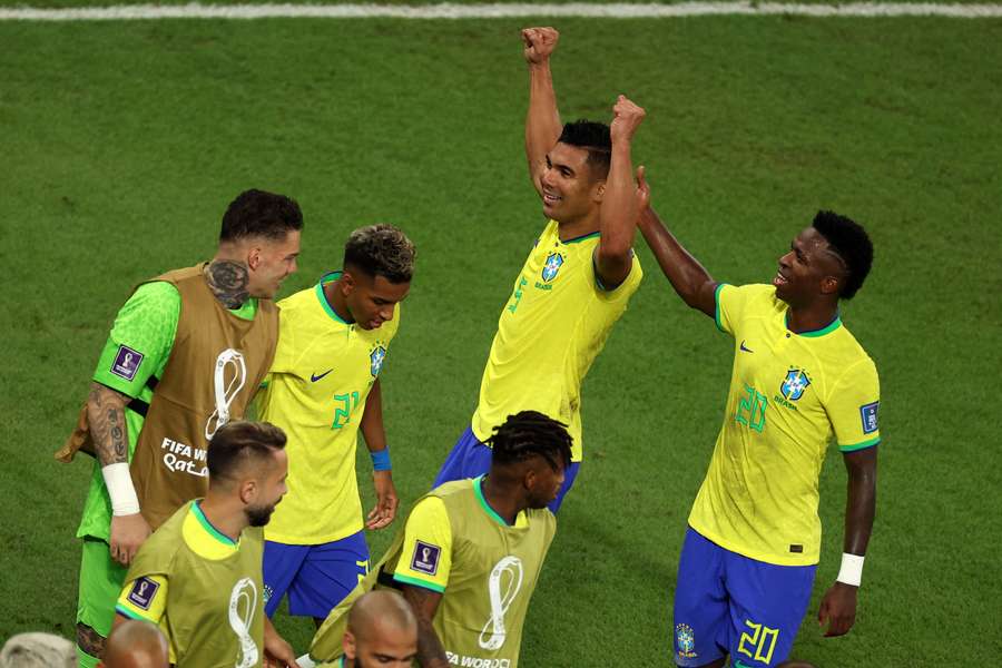 Casemiro celebra con sus compañeros su gol ante Suiza