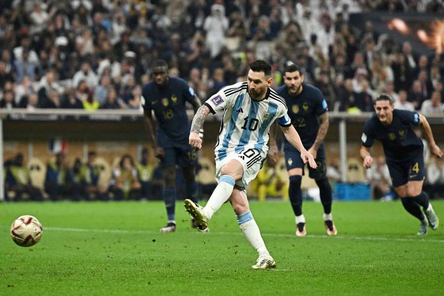 Lionel Messi proměňuje penaltu ve finále MS 2022. Lionel Messi proměňuje penaltu ve finále MS 2022.