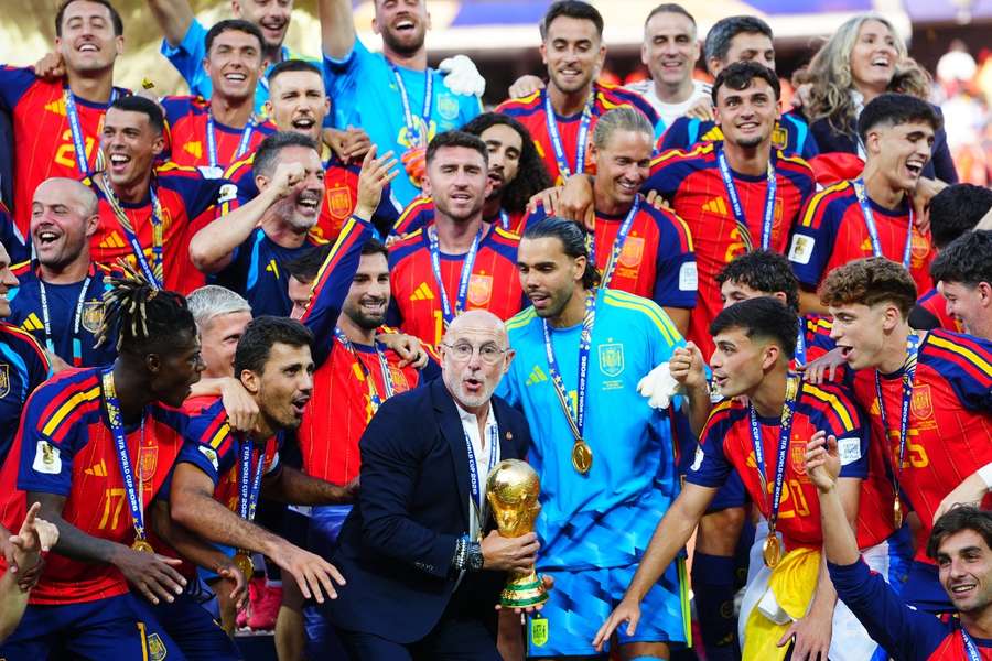 Luis de la Fuente levanta la Copa del Mundo en Nueva York tras el España-Argentina